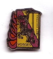 Delcampe - PO20 Pin's Pompier Pompiers VOSGES Jeanne D'Arc Domremy Petit Modèle 18 Mm X 15 Mm Achat Immédiat - Pompiers