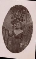 Snapshot Fillette Dans Un Ovale Tenant Une Chaise Vers 1880 Verso Muet - Personas Anónimos