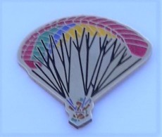 E19 Pin's Parachute Parachutisme Parapente Achat Immédiat - Parachutespringen