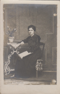 Photographie - Carte-Photo - Femme Assise - Guéridon - Photo Anière 1918 - Fotografie