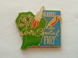 Pin's KOUROU - CENTRE SPATIAL - OISEAU - EVRY - GUYANE - Space