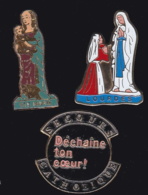 64112-lot De 3 Pin's.Religion Catholique..Lourdes.Marie Signée La Colomberie. - Personnes Célèbres