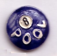 C27 Pin's BILLARD 8 POOL Bleu Violet Pin's De Qualité Céramique Ou Porcelaine Sans Inscription Au Dos Achat Immédiat - Billares