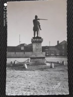 Delcampe - Harfleur Statue De Gehan De Grouchy Place D 'armes - Harfleur