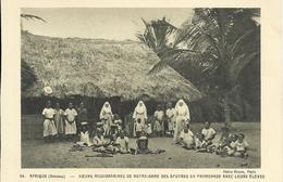 Cpa Dahomey, Soeurs Missionnaires De Notre Dame Des Apôtres En Promenade Avec Leurs élèves - Dahomey