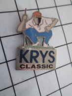 1016c Pin's Pins / Beau Et Rare / THEME : SPORTS / GOLF OPTICIEN KRYS CLASSIC Par COINDEROUX - Golf