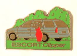 Pin's FORD ESCORT CLIPPER - Voiture Break Et Caddy De Golf - J354 - Ford
