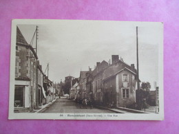 CPA 79 MONCOUTANT UNE RUE - Moncoutant