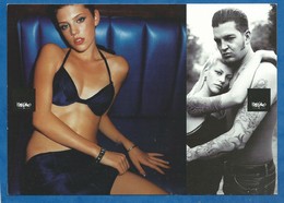 CPM Carte Publicitaire Lingerie Moschino - Femme Sexy Banquette Couple Tatouage Jeans - Mode