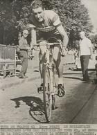 Le Tour De France 1961 Geldermans Dans Le Contre La Montre A Versailles (photo De Presse) - Non Classés