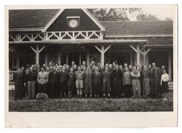 PHOTO 507 - Régime De VICHY - Photo Originale 18x13 - Chantiers De Jeunesse - Un Groupe D'Hommes Devant Une Baraque - Personas Anónimos