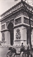 Cpsm 9x14. PARIS ET SES MERVEILLE . L'Arc De Triomphe Et L' Etoile . Au 1er Plan : FEMME COCHER - Artigianato Di Parigi