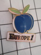 1116A Pin's Pins / Beau Et Rare / THEME : MEDIAS / RADIO EURPE 1 POMME BLEUE - Postes