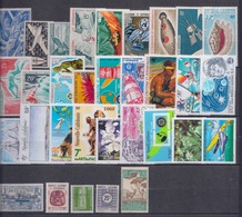 NOUVELLE CALEDONIE - LOT 116 TIMBRES PA - TAXE - SERVICE - COLIS POSTAUX 1942 A 2003 DIFFERENTS NEUFS* COTE + 340 € - Collections, Lots & Series