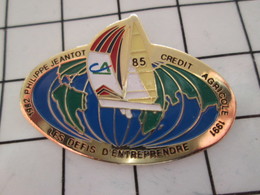 1116A Pin's Pins / Beau Et Rare / THEME : SPORTS / VOILE PHILIPPE JEANTOT CREDIT AGRICOLE VOILIER COURSE - Sailing, Yachting