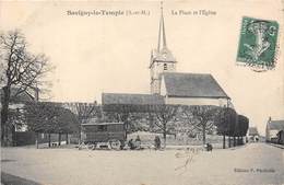 77-SAVIGNY-LE-TEMPLE- LA PLACE ET L'EGLISE - Savigny Le Temple