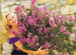 Grande Photo 18x13 Cm . De La Chanteuse Michèle TORR Au Milieu D'un Arbuste En Fleurs - Célébrités
