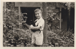 Photographie - Jeune Garçon Dans Jardin Avec Un Chat Noir - 1957 - Fotografie
