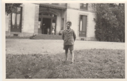 Photographie - Jeune Garçon Devant Un Etablissement - Fotografie