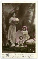 CPA - PAQUES - FEMME  - BEBE  DANS UNE COQUILLE D'OEUF - FILLETTE - Easter
