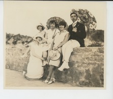 PHOTOS ORIGINALES - BELGIQUE - OSTENDE - OOSTENDE - Beau Cliché Portrait Homme Et Femmes Avec Ombrelles Datée 1927 - Lieux