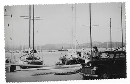 SAINT TROPEZ (83) Carte Photo Automobile Animation Sur Le Port 1951 - Saint-Tropez