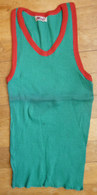 Une CHEMISE Débardeur Marcel Modèle Sport ATHLETISME EN COTON VERT Liseret Rouge Années 40-50 étiquette Fabriquant NOËL - Autres & Non Classés