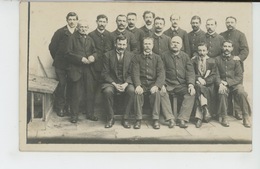 Delcampe - PANTIN - Belle Carte Photo Portrait Hommes (insigne P Avec étoile Sur Cols ) Réalisée Par Photographe M. POULET à PANTIN - Pantin