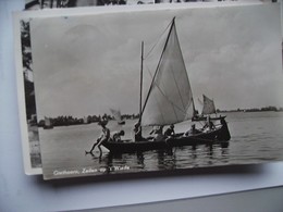 Nederland Holland Pays Bas Giethoorn Zeilen Op Het Meer Jeugd In Boot - Giethoorn