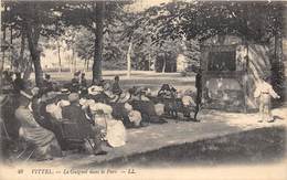 88-VITTEL- LE GUIGNOL DANS LE PARC - Contrexeville