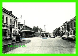 QUIÉVRAIN, BELGIQUE - GARE ROUTIÈRE INTERNATIONALE - AUX ARCADES AGENCE EN DOUANE -  ANIMÉE DE VIEILLE VOITURES - - Quievrain