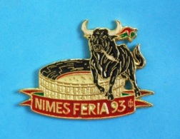 1 PIN'S //   ** NIMES / FERIA 93 / ARÈNES ET TAUREAU ** . (N'EMAUX) - Feria