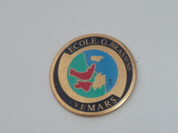 Pin's ECOLE GEORGES BRASSENS A VEMARS - Administrations