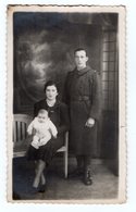 CPA 2884 - MILITARIA - Carte Photo Militaire - Soldat Avec Femme & Enfant - Photo E. GUYOT à TROYES ( Aube ) - Characters