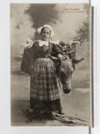 29 - ELLIANT - FILLE DE FERME ET SA MONTURE - COSTUME - COIFFE - ANE - VILLARD 1437 - TRES BEL ETAT - Elliant