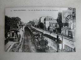 PHOTO Repro De CPA - Train - Bois Colombes - La Voie Du Chemin De Fer Et Rue Des Aubépines - Treni