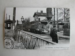 PHOTO Repro De CPA (J. Renaud) - Train - La Varenne - Le Passage à Niveau Et La Gare - Trains