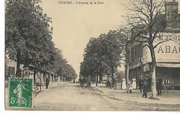 Delcampe - 51 SEZANNE L'avenue De La Gare Animation Tabac Attelage    ............G - Sezanne