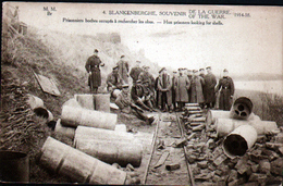 Belgique, Blankenberghe, Souvenir De La Guerre 1914-18, Premiers Boches Occupes A Rechercher Les Obus - Blankenberge