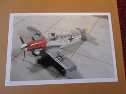CAGI3 Format Carte Postale Env 15x10cm : SUPERBE (TIRAGE UNIQUE) PHOTO MAQUETTE PLASTIQUE 1/48 ME-109F "NEZ ROUGE" - Airplanes