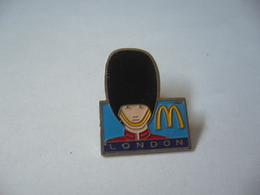 PIN'S PINS  RESTAURANT McDONALD'S LONDON LONDRE ROYAUME UNI ANGLETERRE  ÉDITE PAR ARTHUS BERTRAND - McDonald's