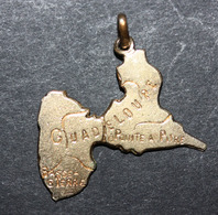 Pendentif Médaille Régionale Métal Doré "Carte De La Guadeloupe" Antilles Françaises - Hangers