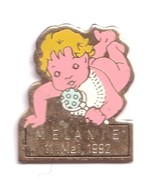 RR193 Pin's Enfant BÉBÉ Prénom Mélanie Née Le 11 Mai 1992 Achat Immédiat - Personnes Célèbres