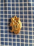 Delcampe - Fève Metal Doree Or Serie Disney  Avec Beliere 1989 Matfer : DAISY - Disney