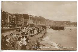 Real Photo Postcard, Isle Of Man, Central And Queen's Promenade, Douglas. Animated Crowd, Beach Huts. - Isle Of Man