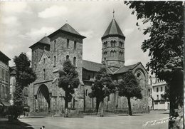 15 .n° 22819.  Mauriac . Basilique De Notre Dame Des Miracles .carte Postale Photo .cpsm .10.5 X 15cm . - Mauriac