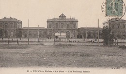 REIMS  - En Ruines- La Gare. - Reims