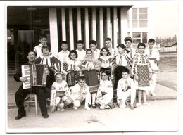 Photo Originale , Group D' Enfants En Costume National Avec Jouer De L'accordéon, Dim.11.0 Cm X 8.0 Cm - Instrumentos De Música