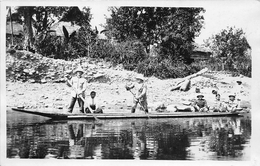 ¤¤   -  CHINE  ??   -   Carte-Photo De Militaires Transportant Des Femmes Dans Un Bateau  -  ¤¤ - Chine