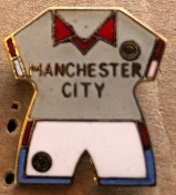 ATTENTION C'EST UNE BROCHE - MAILLOT GRIS - SHORT - MANCHESTER CITY - FOOTBALL - SOCCER - FOOT - CALCIO - FUSSBALL - Football